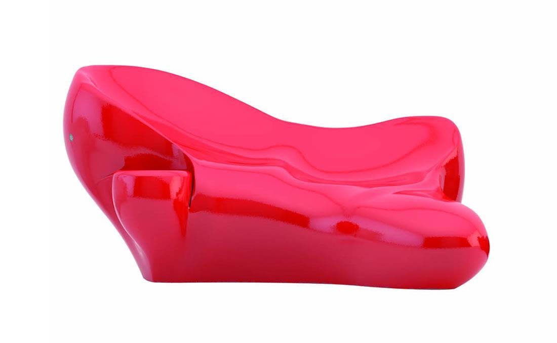 Banco de hormigón de diseño orgánico para tumbarse en color rojo.