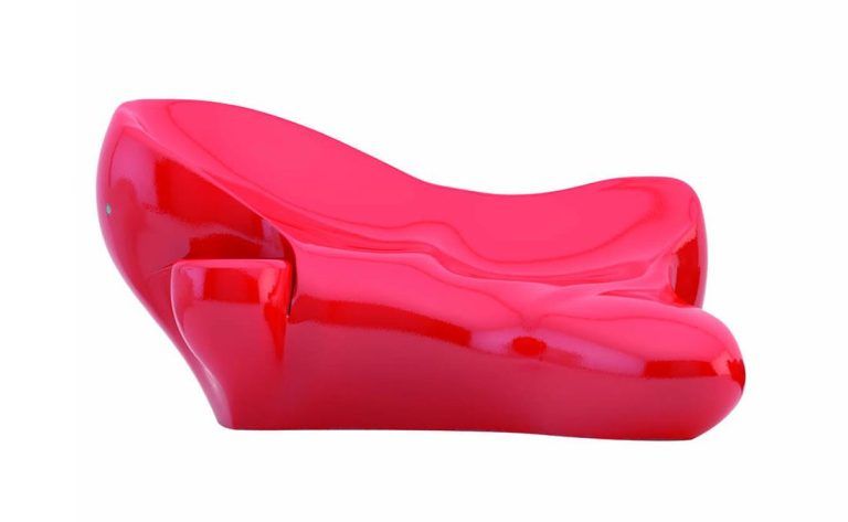 Banco de hormigón de diseño orgánico para tumbarse en color rojo.