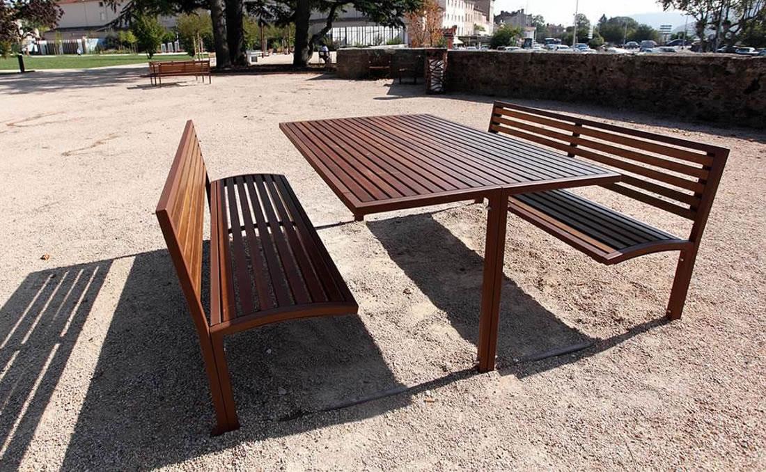 Conjunto mesa y bancos exterior urbano para jardí o parques 
