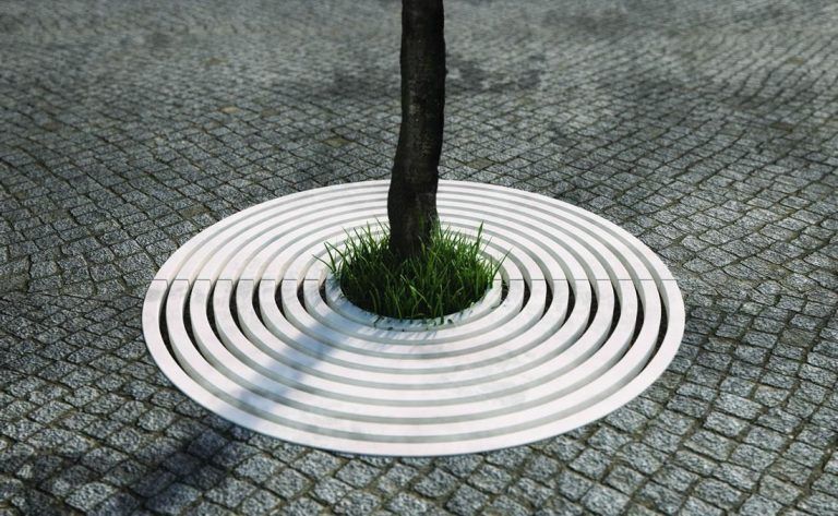 Alcorque para árbol en UHPC y con un diseño de círculos concéntricos.