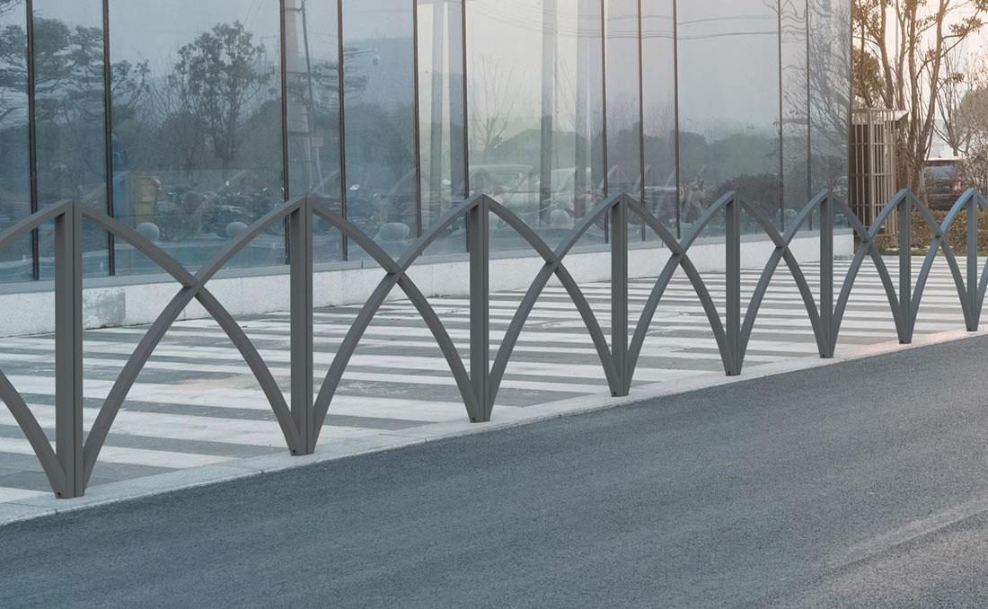 Valla urbana de diseño en acero para mobiliario urbano