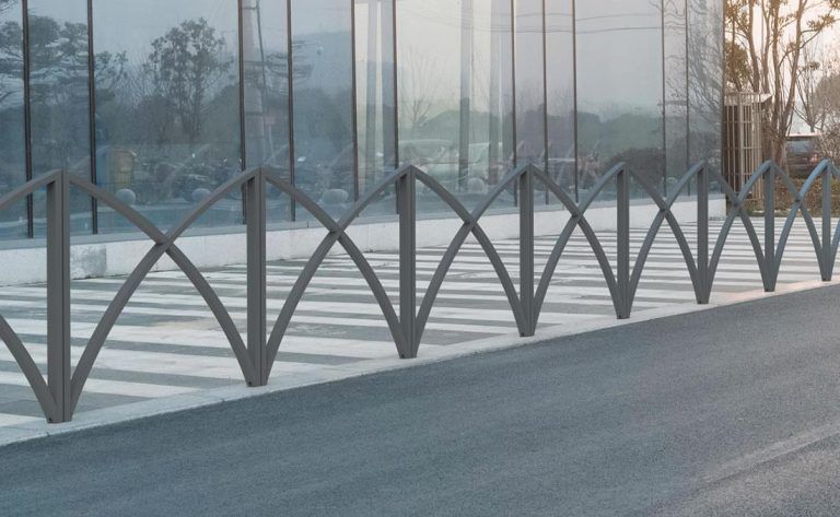 Valla urbana de diseño en acero para mobiliario urbano