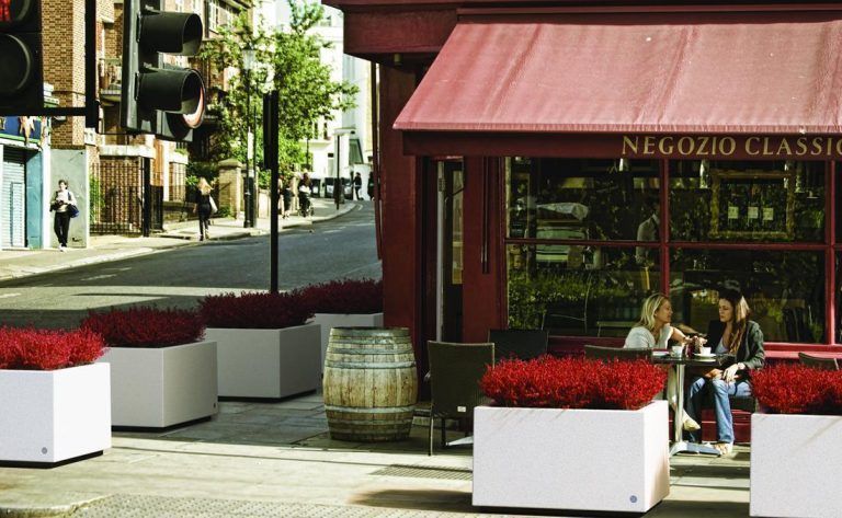 Jardinera rectangular de hormigón prefabricado.