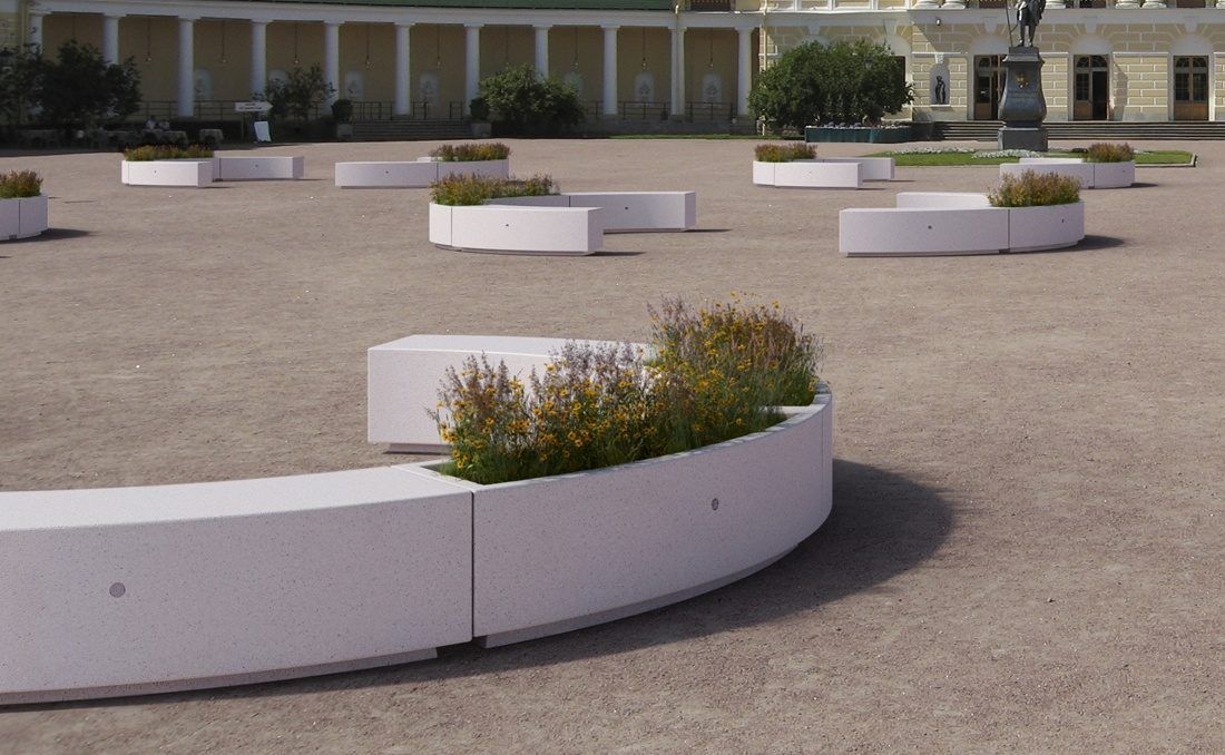 Jardinera urbana de granito con forma curva.