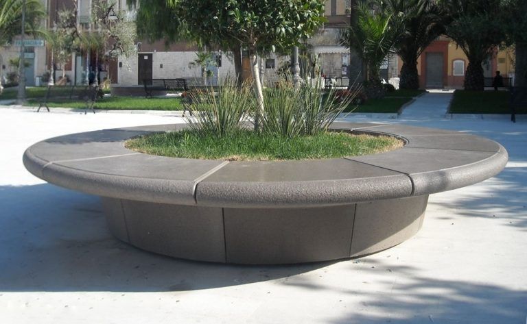 Jardinera banco con asiento de grandes dimensiones en color gris.
