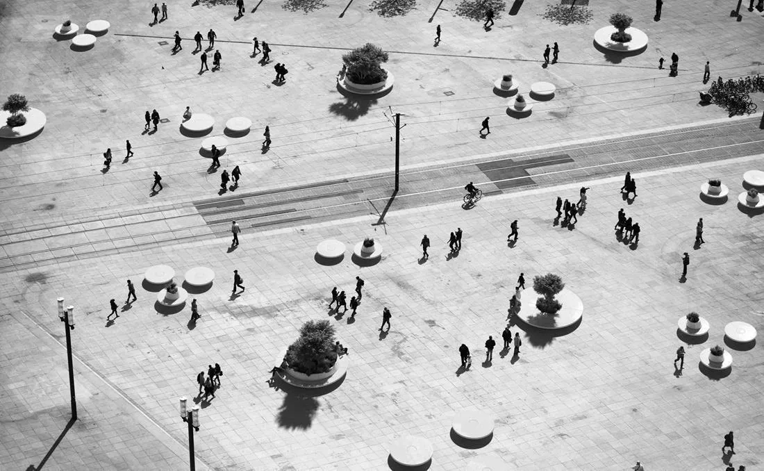 banco-circular-lido-vistas Vista aérea de una plaza urbana repleta de bancos circulares.