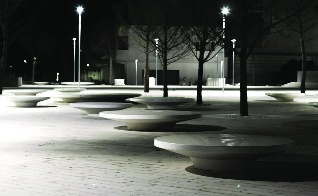 banco-hormigon-circular Fotografía noctura de unos bancos circulares de color blanco en granito.