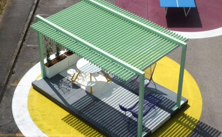 Pérgola tipo cubierta urbana de diseño.
