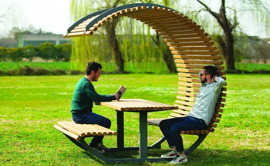Mesa urbana de madera con techo tipo marquesina para crear sombra.