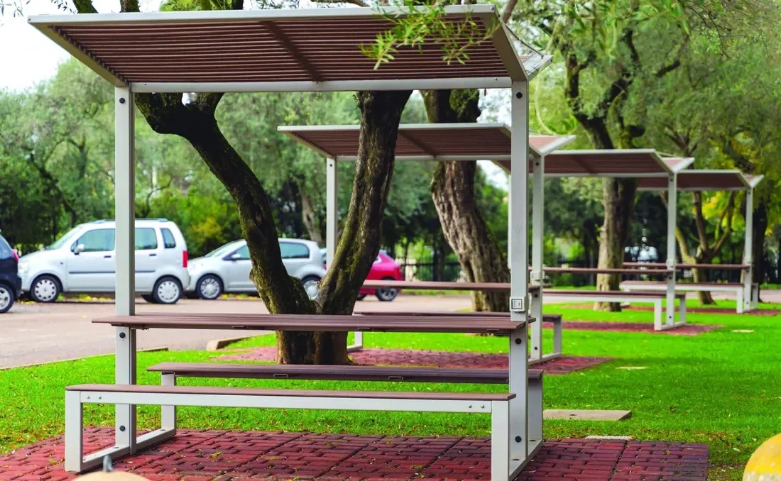 Mesa urbana de diseño en madera y con techo para crear sombra.