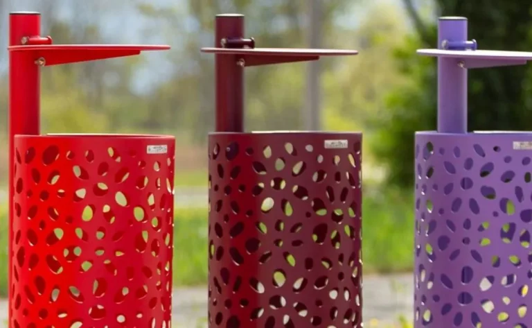 Papelera urbana con tapa de diseño y pequeño tamaño.