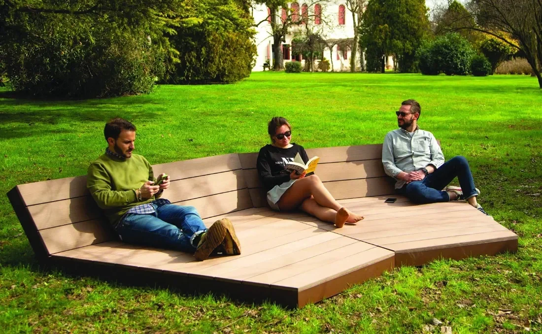 Banco tipo tarima chaise longue para parques urbanos.