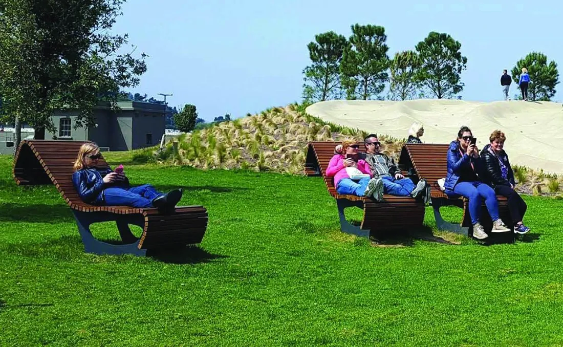tumbona-madera-mobiliario-urbano-xflow Tumbona tipo chaise longue de alta gama para entonos urbanos.