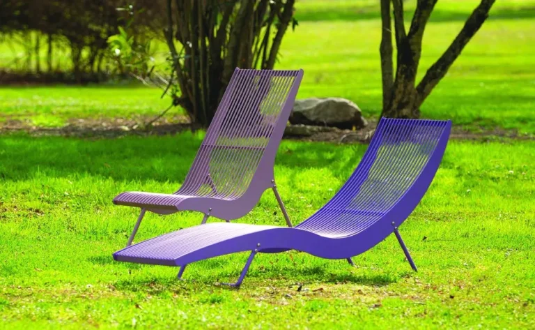 Tumbona para mobiliario urbano tipo chaise longue.