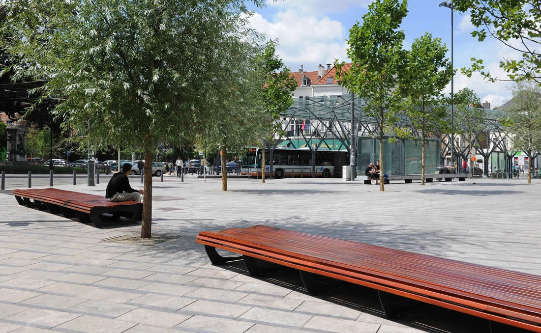 Bancas en plazas públicas.