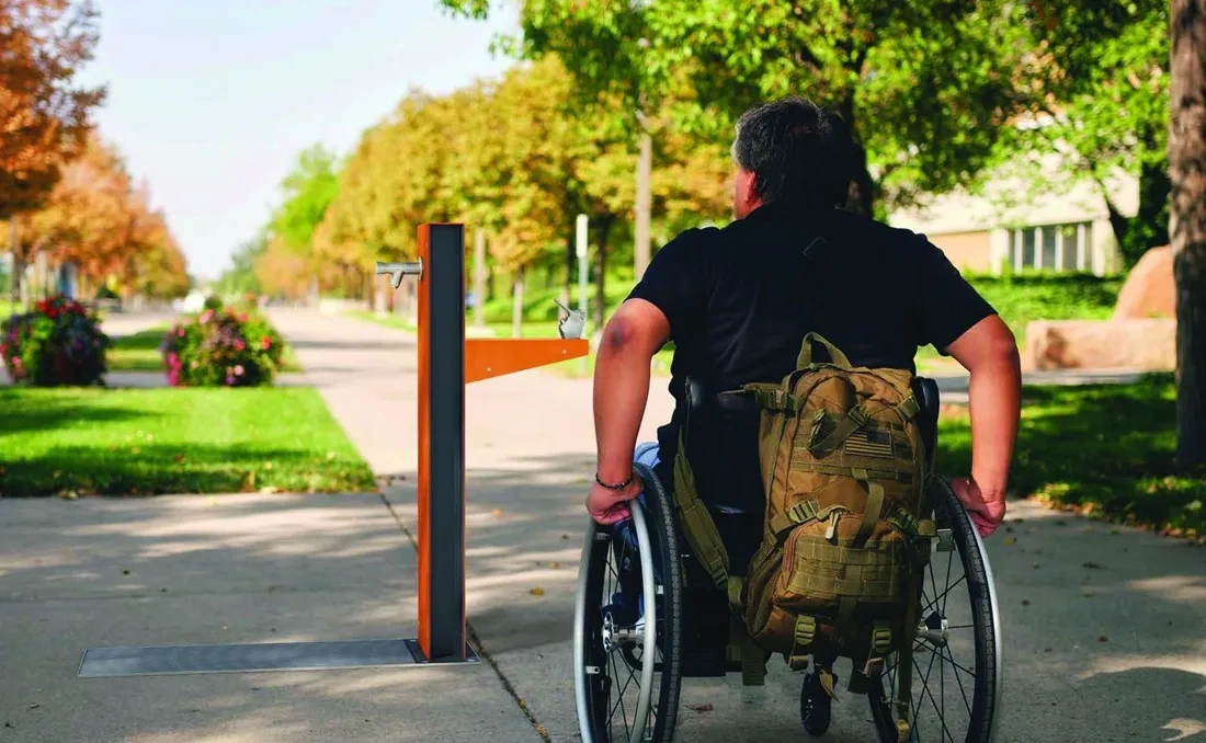 Bebedero accesible para personas con movilidad reducida.