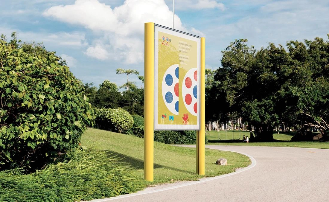 Carteles publicitarios en espacios urbanos.